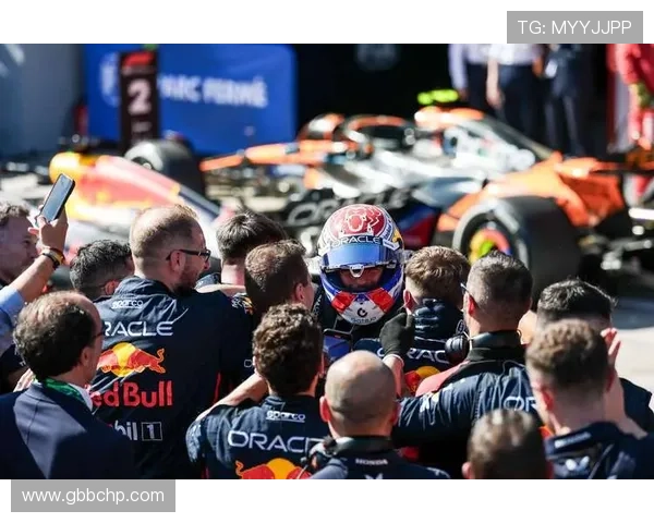 F1赛季精彩纷呈 各车队争夺激烈 新技术应用助力车手突破极限