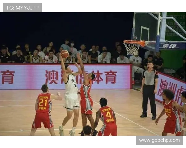 中国篮球世界杯预选赛激战正酣 迎战强敌提升全队战术配合