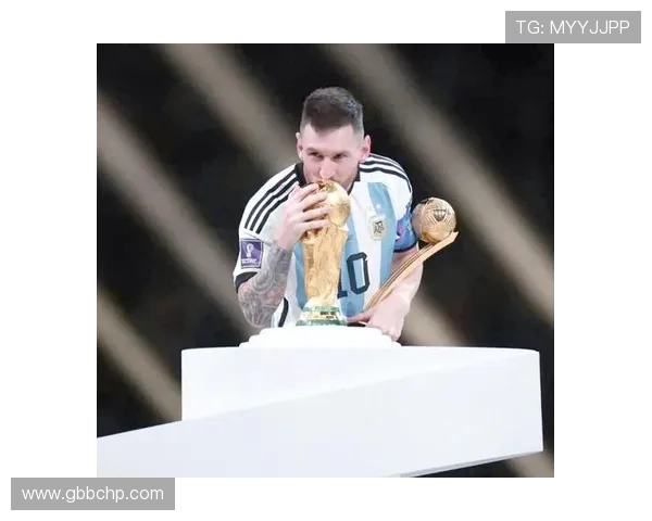 围绕梅西足球传奇与个人成长历程探寻他如何影响世界体育文化发展