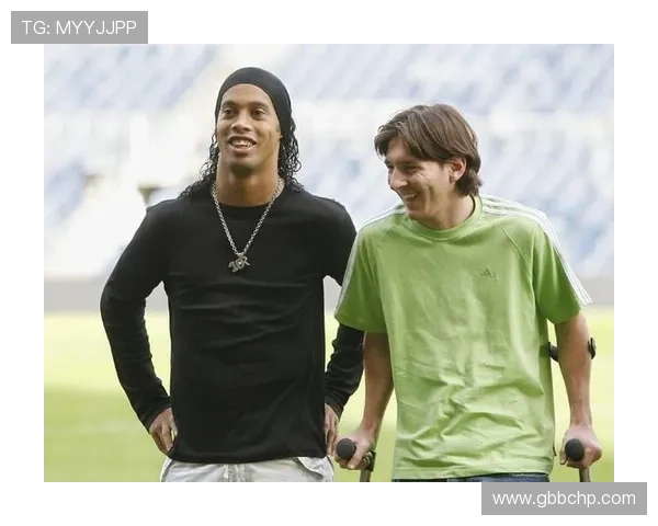 梅西转会后首次亮相巴黎，带领球队迎战劲敌，球迷热议新赛季表现